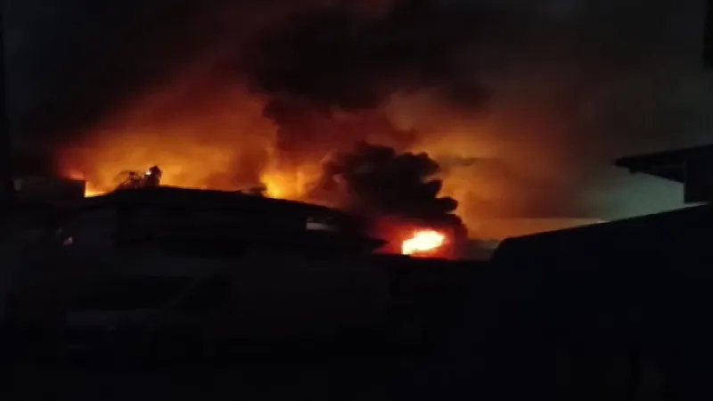 Adana'da iş yerinde çıkan yangına müdahale ediliyor