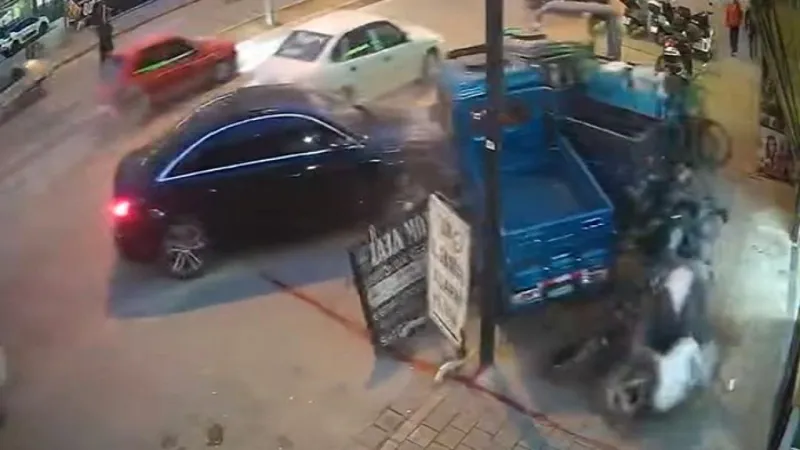 Adana'da kontrolden çıkarak kaza yapan otomobil kamerada