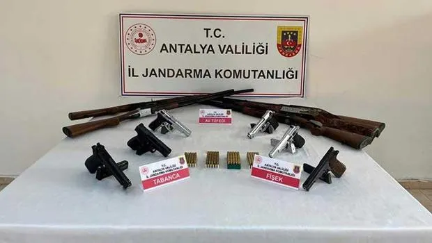 Antalya’da jandarmadan kaçak silah operasyonu