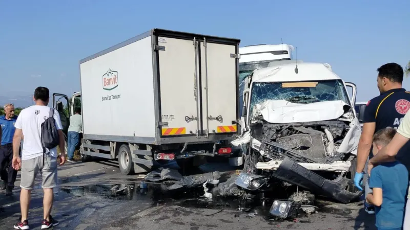Antalya'da zincirleme trafik kazası: 4 yaralı