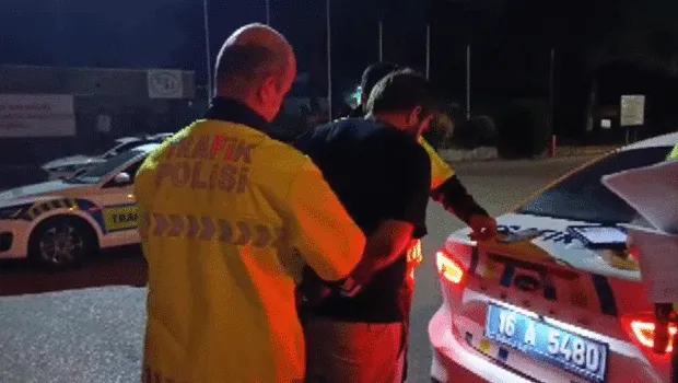 Aranması olan şüpheli polisin dikkati sayesinde yakalandı! Kardeşinin kimliğini vererek kurtulmaya çalıştı