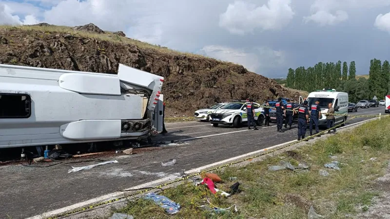Cenaze dönüşü can pazarı! Midibüs yan yattı, 2 ölü 27 yaralı