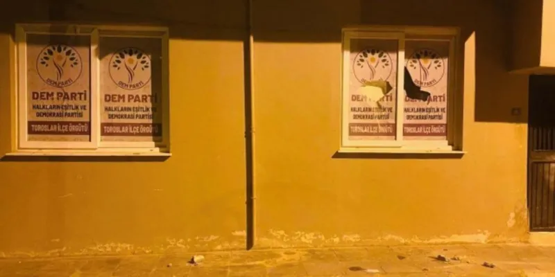 DEM Parti'ye Taşlı Saldırı! Mersin'de Neler Oluyor?
