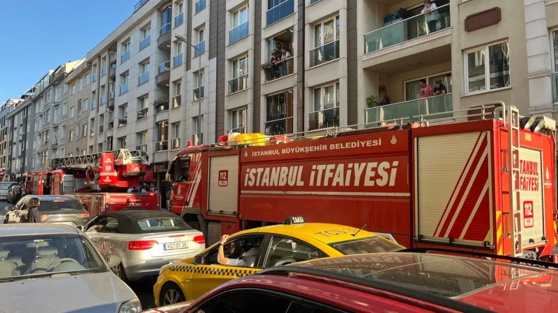 Eyüpsultan'da Çatı Yangını! Alevler Binaları Sardı!
