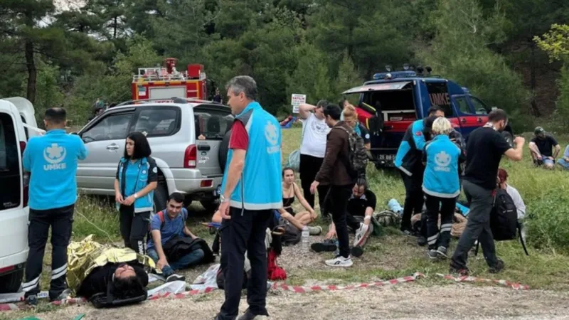 Federasyon görevlilerini taşıyan araç kaza yaptı: 28 yaralı
