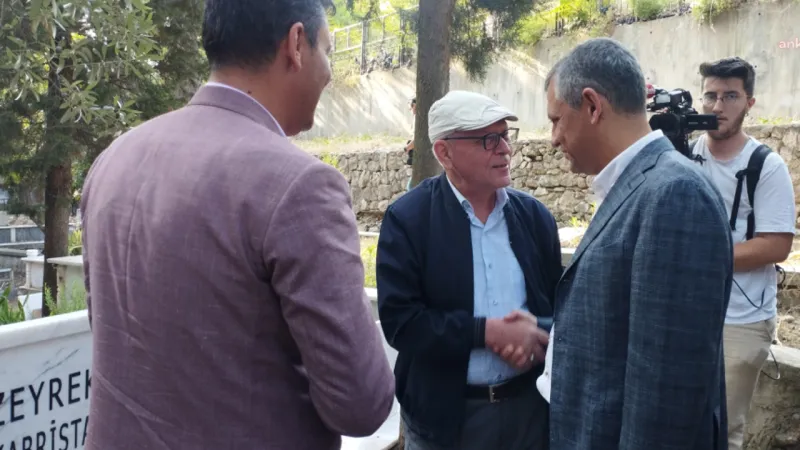 Ferdi Zeyrek bayramın birinci günü defnedildiği mezarlığı ziyaret etmiş