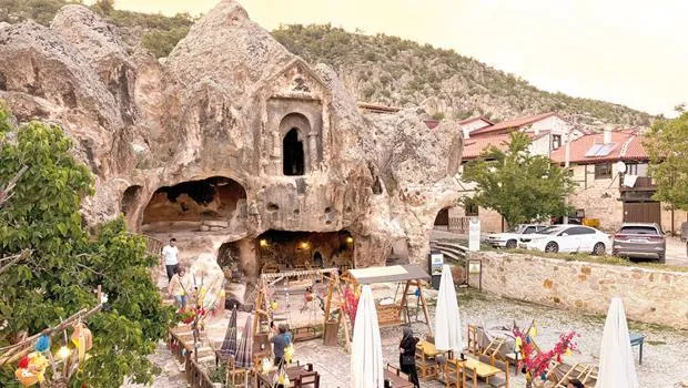 Frig Vadisi'nde Skandal! 3000 Yıllık Mezar Kafe Yaptılar!