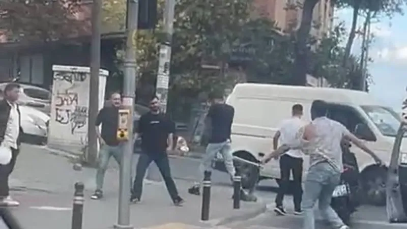 Gaziosmanpaşa'da trafikte yol verme kavgası! Sopayla saldıran magandaları biber gazıyla kovaladı