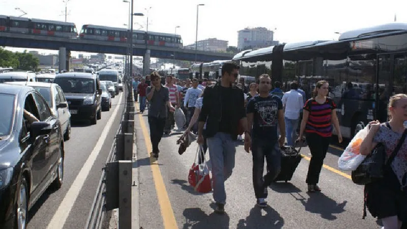 Haliç'te Metrobüs Kazası! Kontrolden Çıktı, Bariyerlere Vurdu