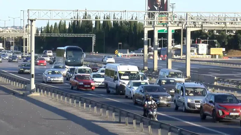 İstanbul'da bayram trafiği! TEM'de yoğunluk oluştu