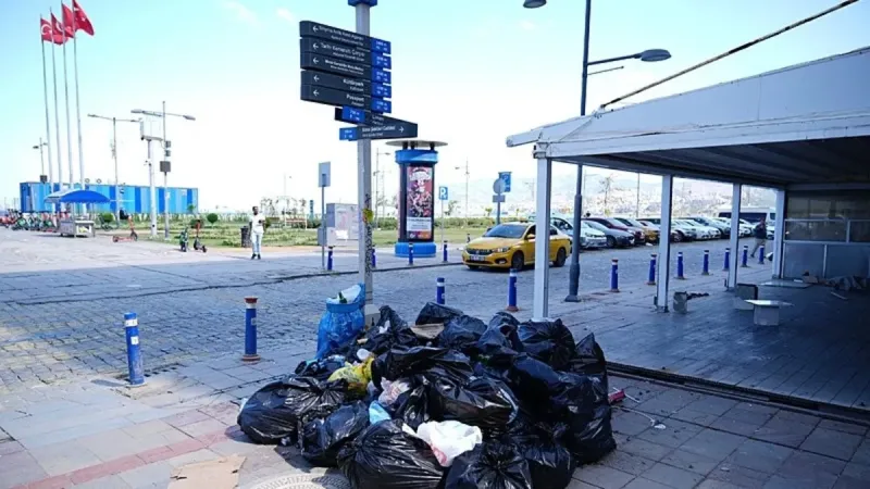 İzmir'de Çöp Krizi! Grev Şehri Felç Etti, Sokaklar Kokuyor!