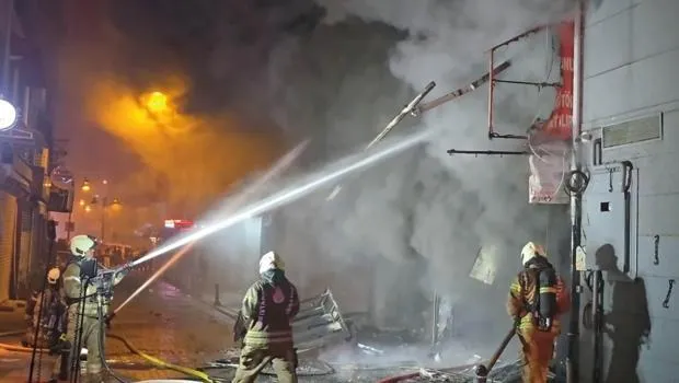 Kadıköy'de korkutan yangın! İş yeri alev alev yandı