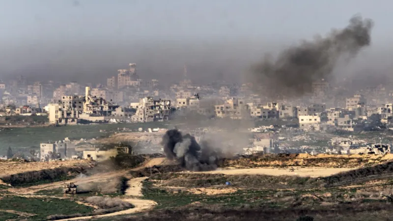 Katil İsrail, kara saldırılarını genişlettiği Gazze'ye hava bombardımanlarını da yoğunlaştırıyor