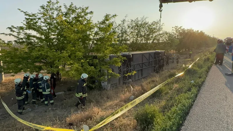 Konya'da yolcu otobüsü devrildi: 1 ölü, 26 yaralı