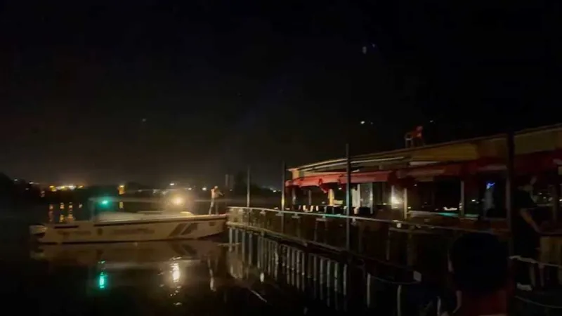 Fırat'ta Korkunç Anlar! Halatı Kopan Restoran Sürükleniyor