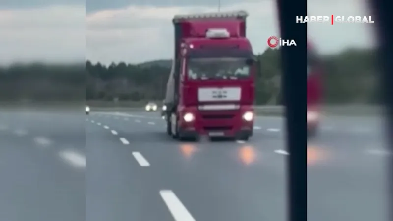 Kuzey Marmara'da TIR Dehşeti! Zikzak Çizdi, Yükler Saçıldı