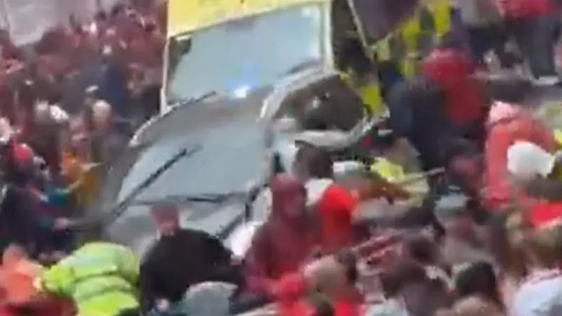 Liverpool taraftarlarının arasına arabayla dalan saldırgan yakalandı