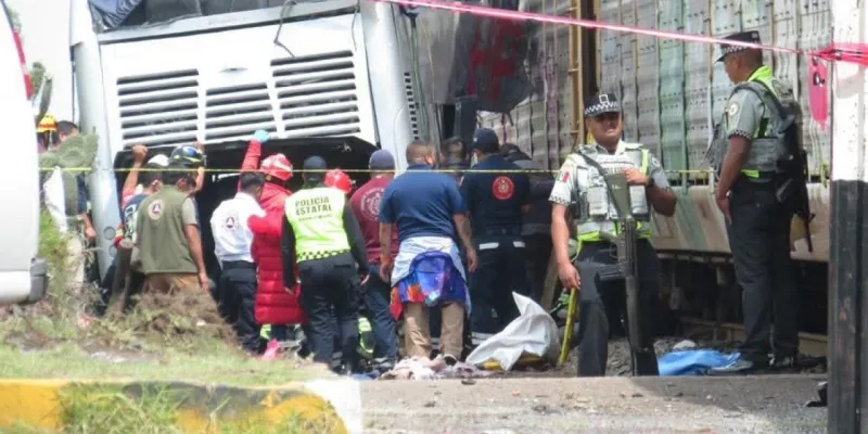 Meksika'da Tren Faciası! Otobüsü İkiye Böldü: İşte Detaylar