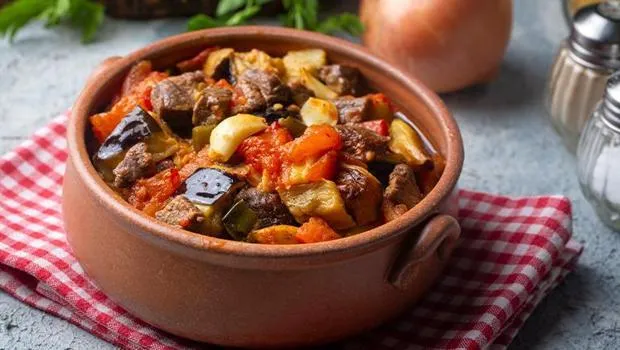 Güveçte Etli Patlıcan: Lokum Kıvamında Lezzet Şöleni!