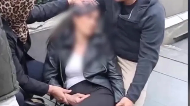 Metroda Korkunç Anlar! Reklam Panosu Kadının Üzerine Düştü!