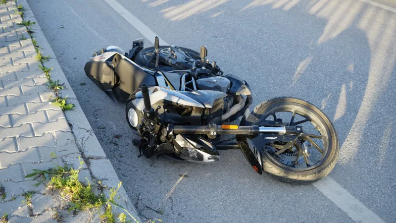 Motosiklet Kazası: Burdur'da Trafik Levhası Faciası!