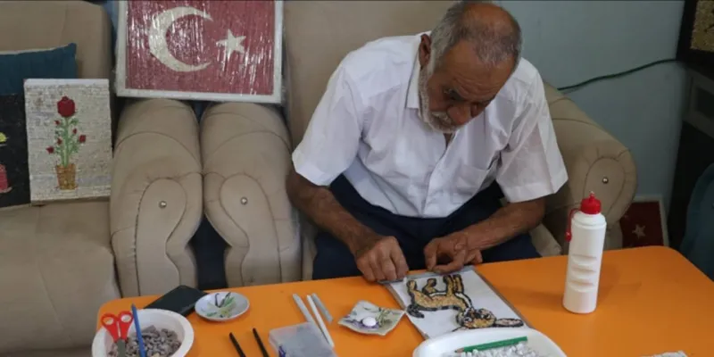 Oğlunun ödevi hayatını değiştirdi! Emeklilikte mozaik sanatına tutku duydu