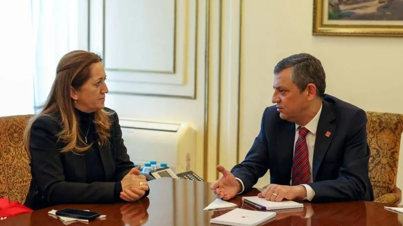 Özgür Özel DİSK'i ziyaret etti: Her görüşten işçi aynı yoksullukla karşı karşıya; asgari ücrete ara zam için mücadeleyi büyütmeliyiz
