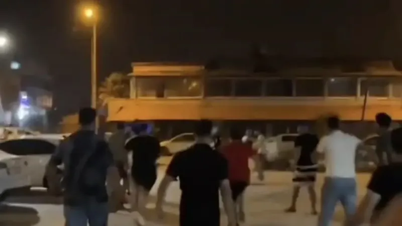 Parktakiler ile ihbara gelen polislere bıçak çeken alkollü 4 kişi gözaltına alındı
