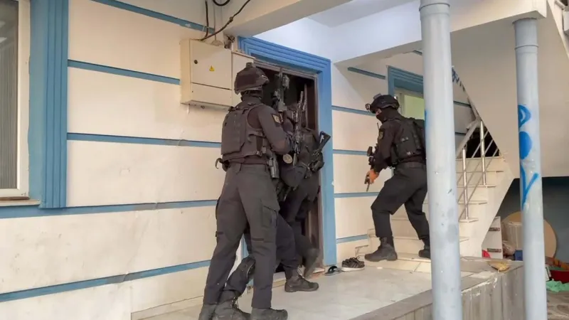 İzmir ve Kocaeli'de Şafak Operasyonu! 14 Gözaltı Şoku!