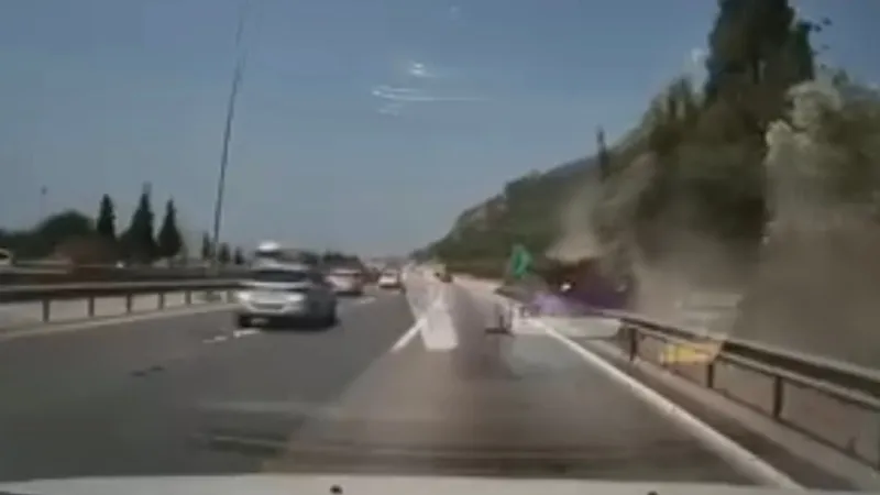 TEM Otoyolu'nda cip, bariyerlere çarpıp sürüklendi: 2'si çocuk 7 yaralı
