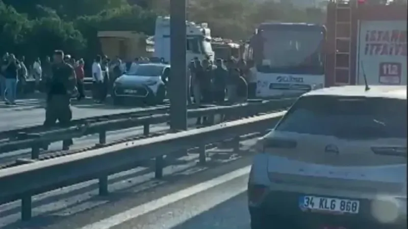 TEM Otoyolu'nda zincirleme kaza: 1 ölü 21 yaralı! Trafik kilitlendi | Olay yerinden ilk görüntüler