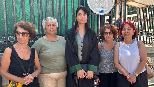 Tiyatro yönetmeninin cinsel istismarını gözyaşları içinde anlattı: Bana yaptıklarını unutamıyorum