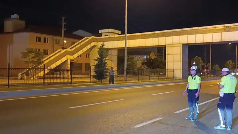 Üst geçidi kullanmak yerine yoldan karşıya geçti, otobüs çarptı