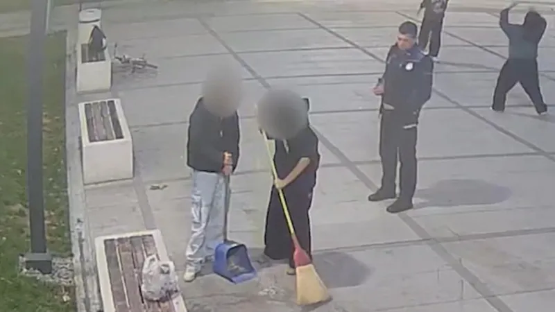 Çekirdek Kabuğu Cezası! Zabıta Gençlere Ne Yaptı?